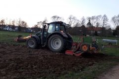 Die Beete werden geeggt